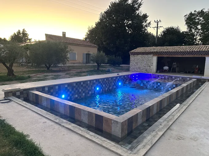 Piscine éclairée